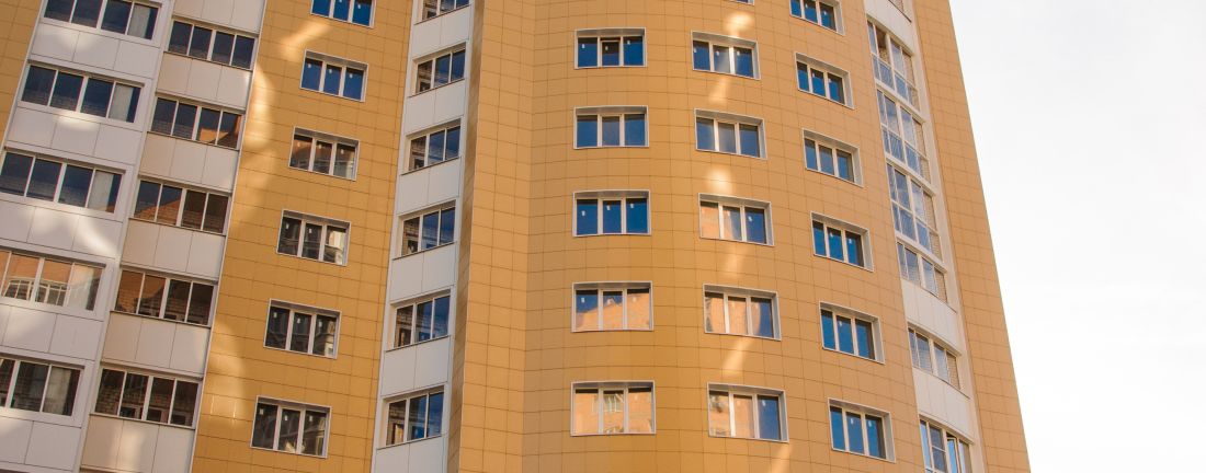 Многоквартирный дом. облицовочный материал: керамогранит, композитные панели.