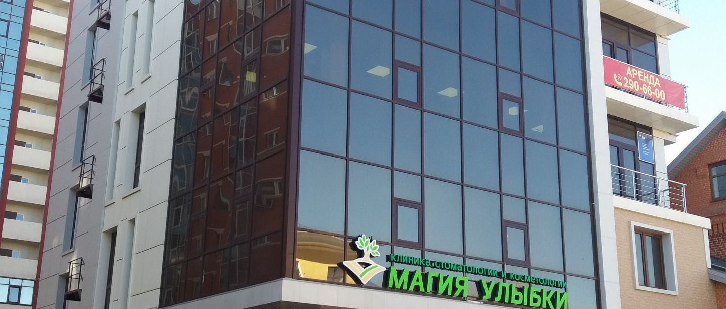 Административное здание. облицовочный материал: "японская панель KMEW", композитные панели.