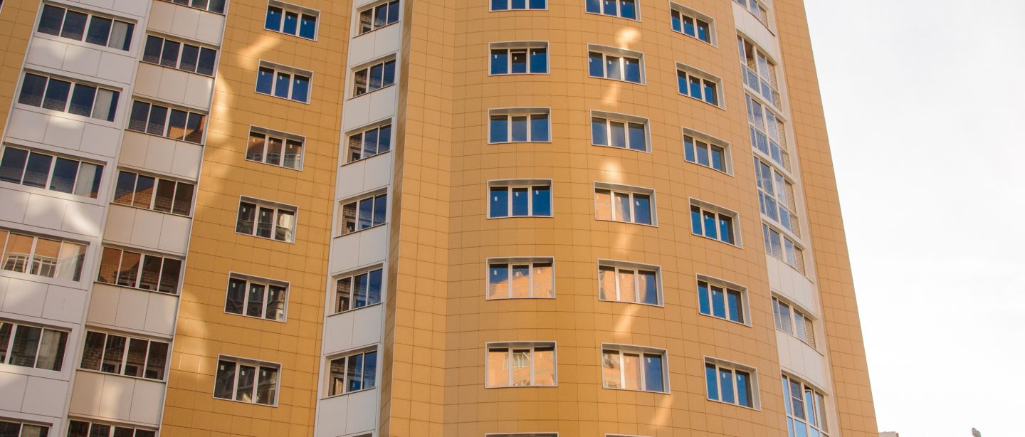 Многоквартирный дом. облицовочный материал: керамогранит, композитные панели.