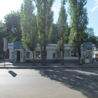 Фасад торгового павильона из композитных панелей.