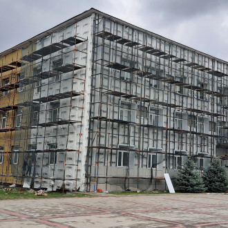 Монтаж вентилируемого фасада здания Администрации Поворинского муниципального района в г. Поворино Воронежской области.