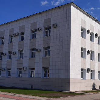 Монтаж вентилируемого фасада здания Администрации Поворинского муниципального района в г. Поворино Воронежской области.