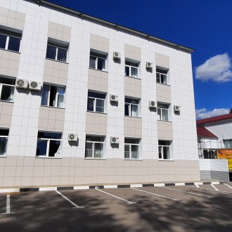 Монтаж вентилируемого фасада здания Администрации Поворинского муниципального района в г. Поворино Воронежской области.