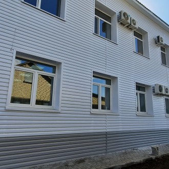 Монтаж вентилируемого фасада здания Администрации Поворинского муниципального района в г. Поворино Воронежской области.
