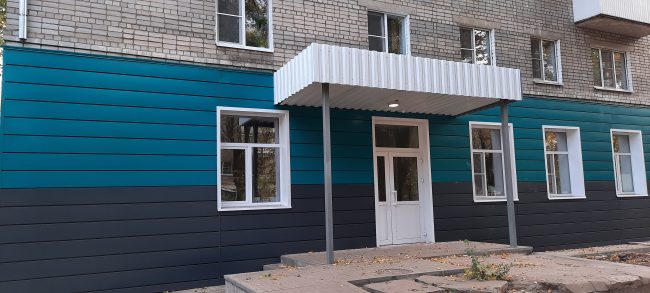 Монтаж вентилируемого фасада с облицовкой из линиарных панелей поликлиники № 14 (2я очередь) в Воронеже