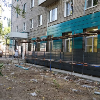 Монтаж вентилируемого фасада с облицовкой из линиарных панелей поликлиники № 14 (2я очередь) в Воронеже