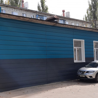 Монтаж вентилируемого фасада с облицовкой из линиарных панелей поликлиники № 14 (2я очередь) в Воронеже