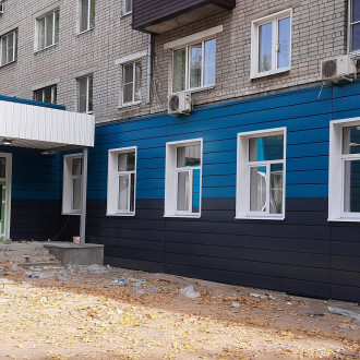 Монтаж вентилируемого фасада с облицовкой из линиарных панелей поликлиники № 14 (2я очередь) в Воронеже