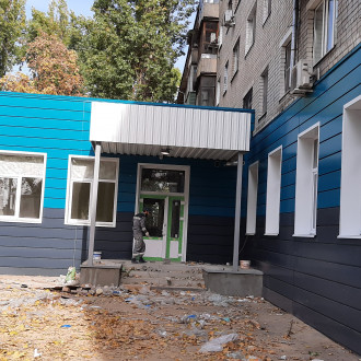 Монтаж вентилируемого фасада с облицовкой из линиарных панелей поликлиники № 14 (2я очередь) в Воронеже