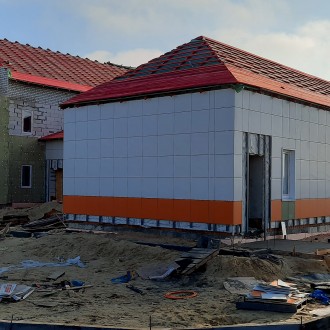 Монтаж вентилируемого фасада детского сада из керамогранита с утеплением в Липецкой области