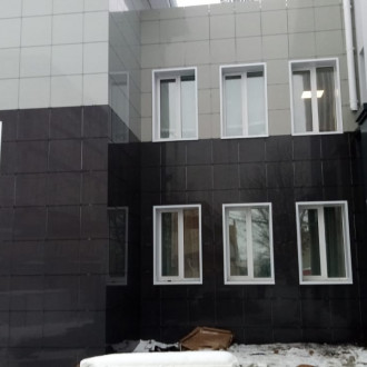 17. Навесной вентилируемый фасад из керамогранита.