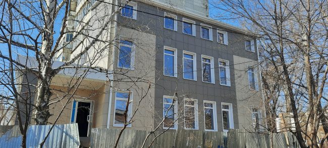 Вентилируемый фасад здания из керамогранита