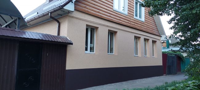 Устройство "Мокрого фасада"  с покрытием короед частного дома в Воронеже