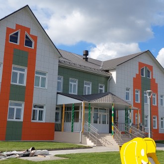 Монтаж вентилируемого фасада детского сада из керамогранита с утеплением в Липецкой области