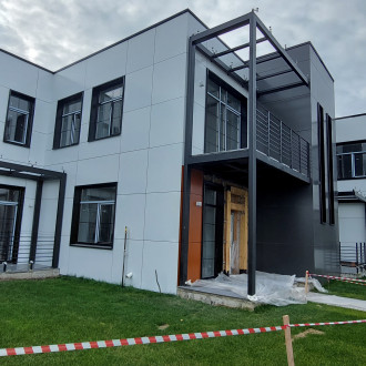 Монтаж вентилируемого фасада из композитных панелей таунхауса в Белгородской области