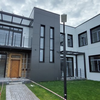 Монтаж вентилируемого фасада из композитных панелей таунхауса в Белгородской области
