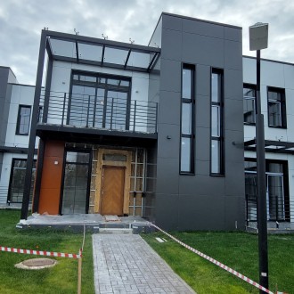 Монтаж вентилируемого фасада из композитных панелей таунхауса в Белгородской области