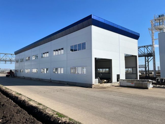 Монтаж карниза из фасадных композитных панелей здания Моечн-прапарочного комплекса (МПК) в Тольятти