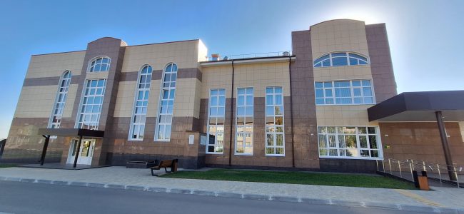 Вентилируемый фасад из керамогранита здания "Центра культурного развития" в Венёв