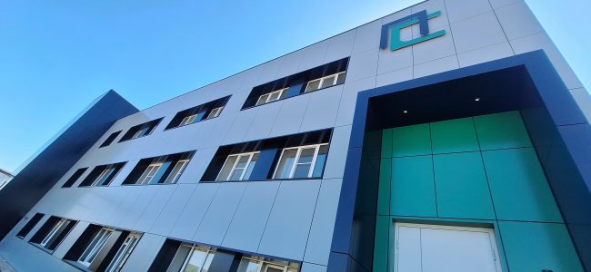 Монтаж вентилируемого фасада офисного здания компании ПРОФИСТРОЙ в Воронеже