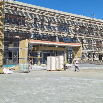 Устройство СФТК с декоративной штукатуркой "Короед" и утеплением минераловатными плитами школы в Туле