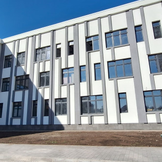 Устройство СФТК с декоративной штукатуркой "Короед" и утеплением минераловатными плитами школы в Туле
