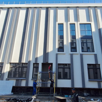 Устройство СФТК с декоративной штукатуркой "Короед" и утеплением минераловатными плитами школы в Туле