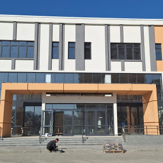 Устройство СФТК с декоративной штукатуркой "Короед" и утеплением минераловатными плитами школы в Туле