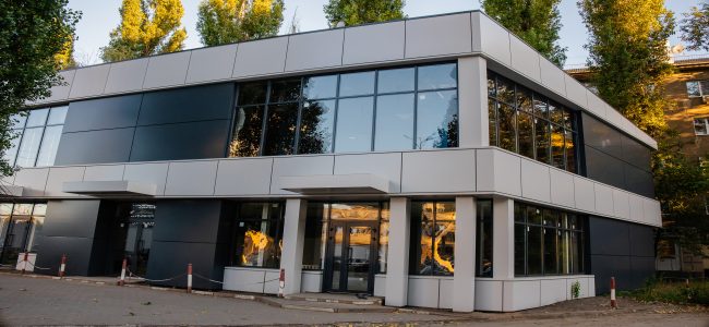 Монтаж вентилируемого фасада с облицовкой алюминиевыми композитными панелями и утеплением стен в Воронеже